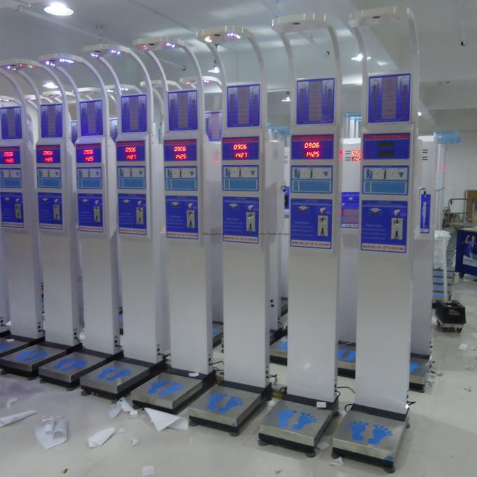 Escalas médicas ultrassônicas da altura e do peso da moeda de Bmi com a máquina da pressão sanguínea de Omron
