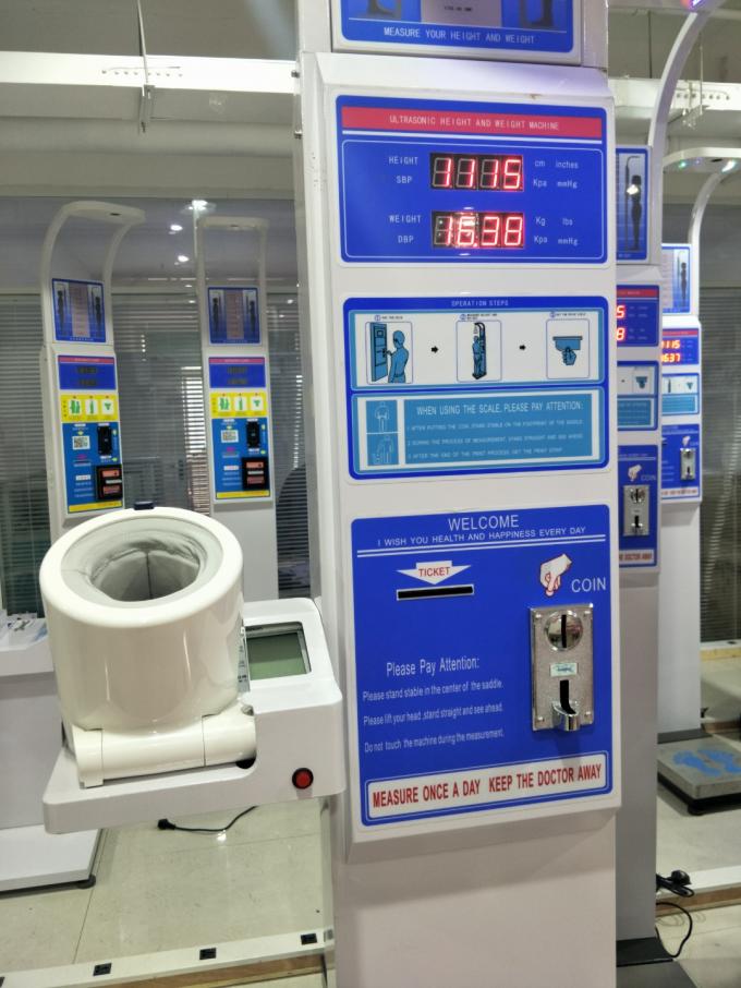 Escala de peso a fichas do peso da altura de Digitas com a máquina da pressão sanguínea